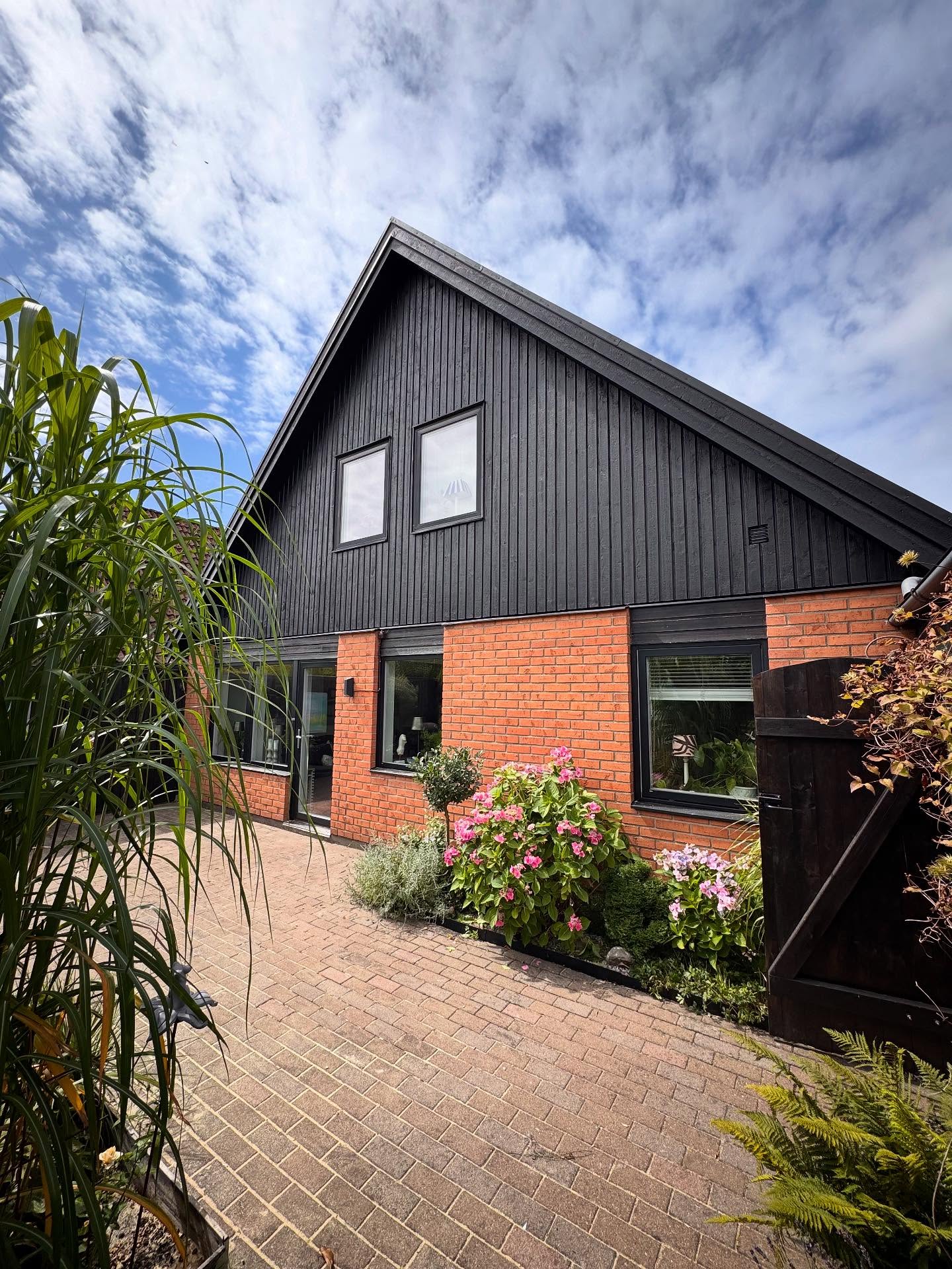 Utemålning på hus panel